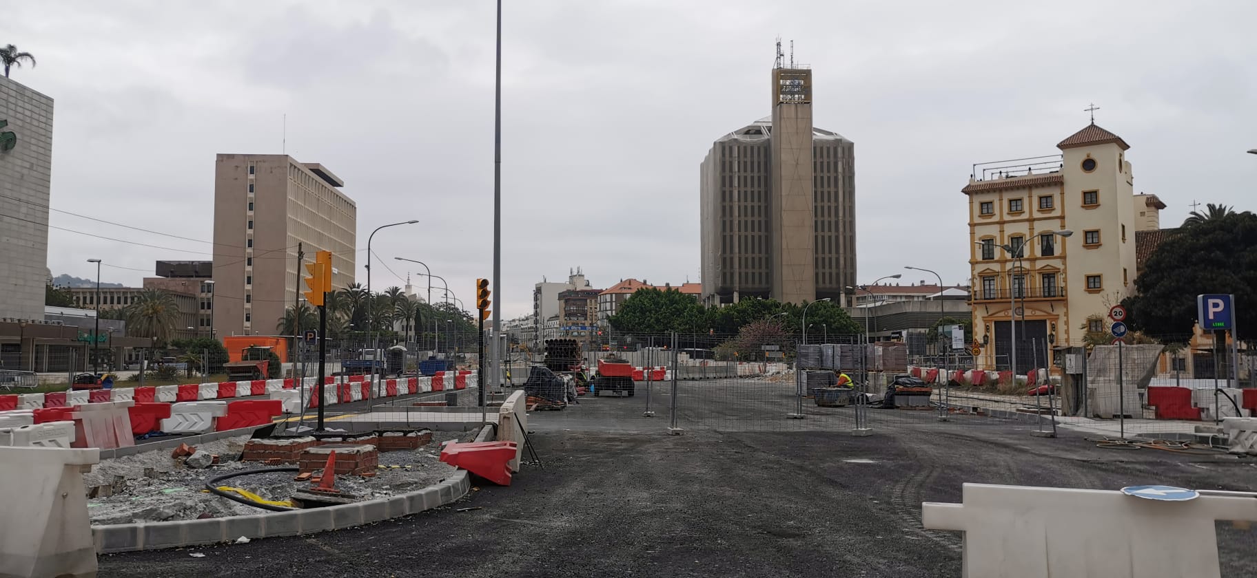 La actividad ha vuelto esta mañana a las obras del metro de Málaga tras el fin de la orden de paralización obligatoria durante dos semanas, decretada por el Gobierno para el sector de la construcción