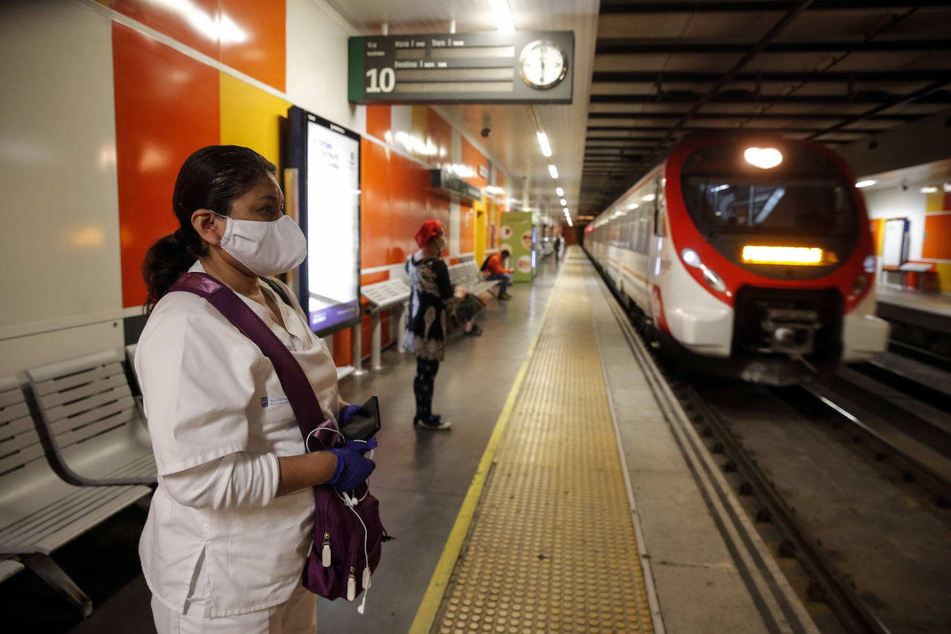 El estado de alarma deja estampas inéditas. Protección Civil comienza en Málaga el reparto de mascarillas a los trabajadores en los transportes públicos.