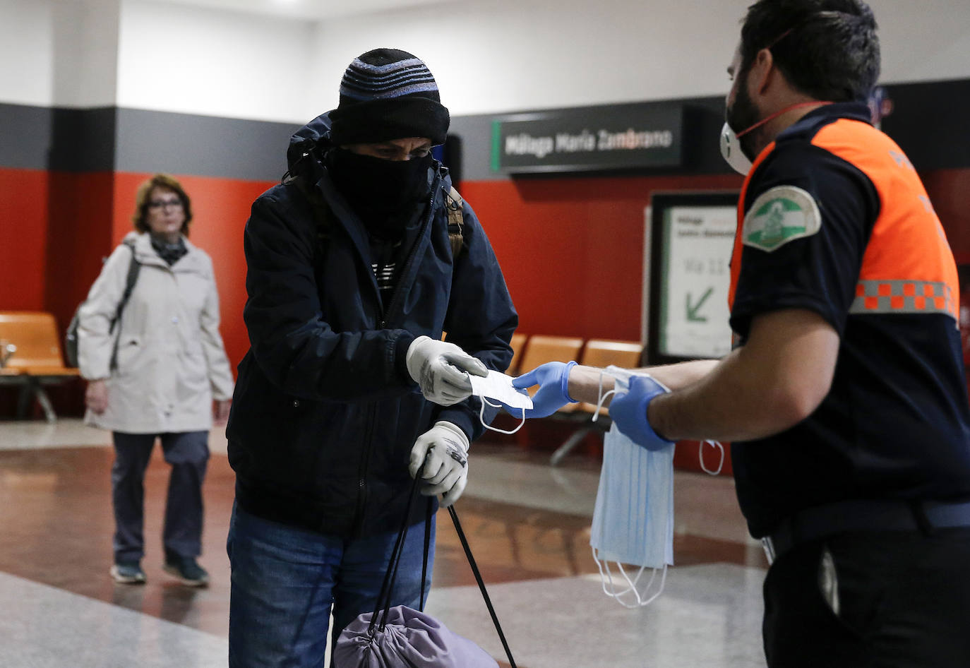 El estado de alarma deja estampas inéditas. Protección Civil comienza en Málaga el reparto de mascarillas a los trabajadores en los transportes públicos.