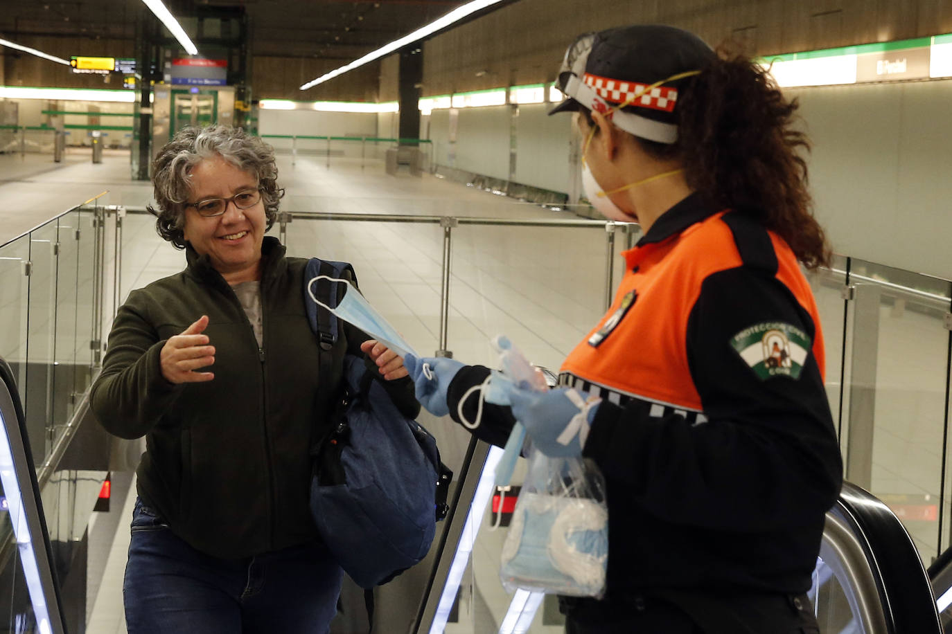 El estado de alarma deja estampas inéditas. Protección Civil comienza en Málaga el reparto de mascarillas a los trabajadores en los transportes públicos.