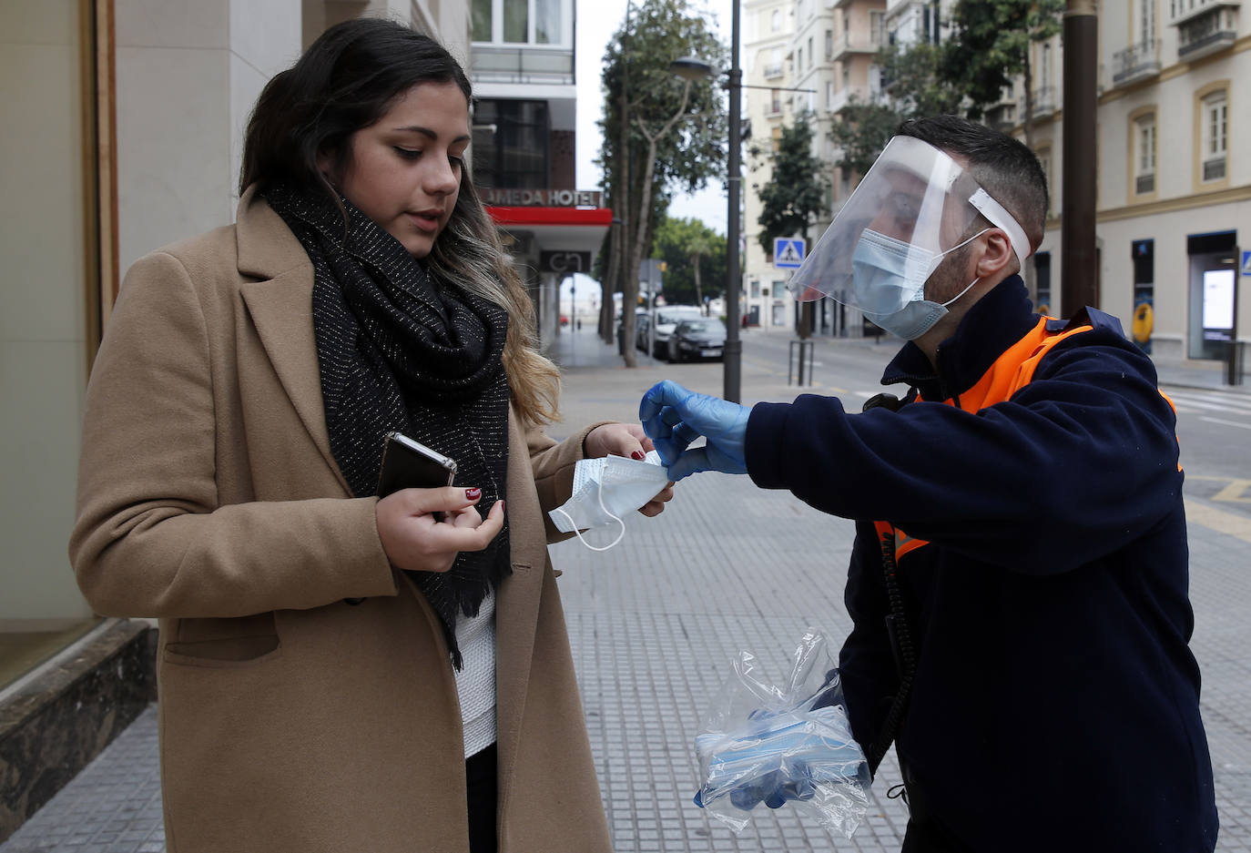 El estado de alarma deja estampas inéditas. Protección Civil comienza en Málaga el reparto de mascarillas a los trabajadores en los transportes públicos.