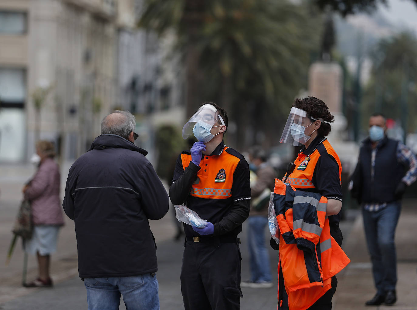 El estado de alarma deja estampas inéditas. Protección Civil comienza en Málaga el reparto de mascarillas a los trabajadores en los transportes públicos.