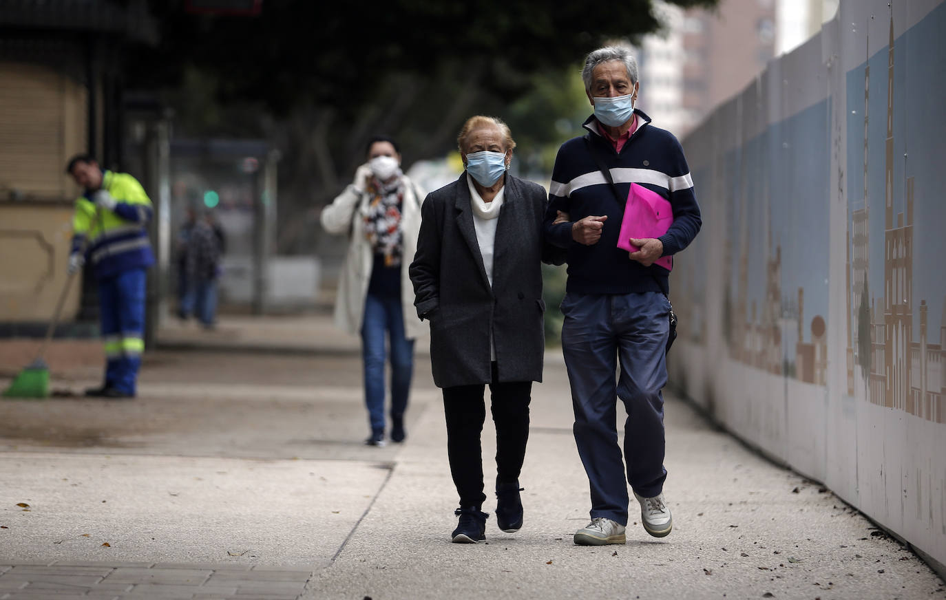 El estado de alarma deja estampas inéditas. Protección Civil comienza en Málaga el reparto de mascarillas a los trabajadores en los transportes públicos.