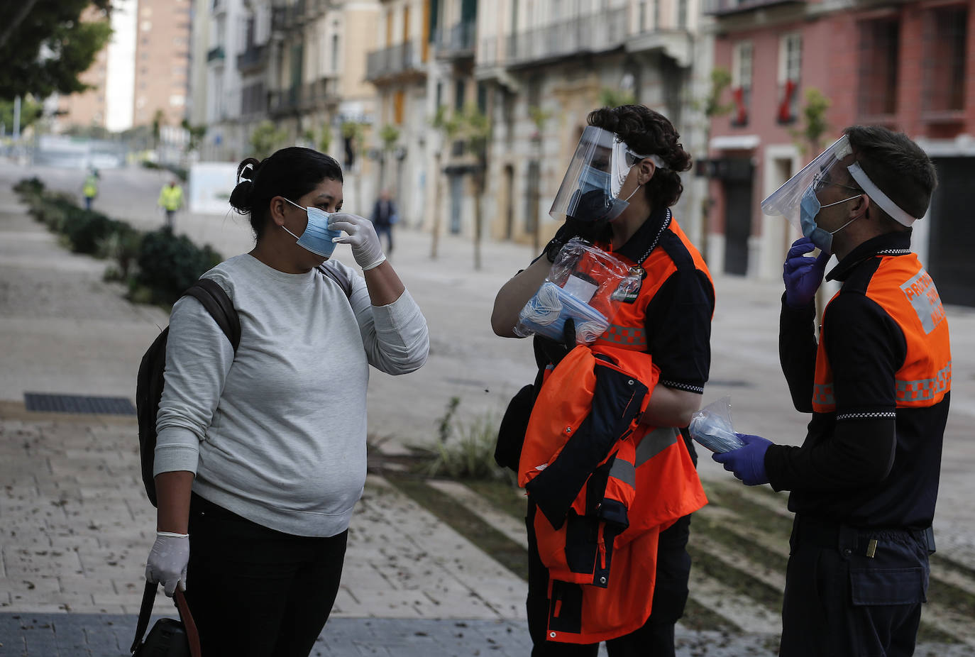 El estado de alarma deja estampas inéditas. Protección Civil comienza en Málaga el reparto de mascarillas a los trabajadores en los transportes públicos.