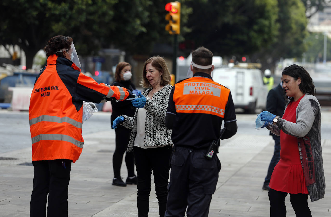 El estado de alarma deja estampas inéditas. Protección Civil comienza en Málaga el reparto de mascarillas a los trabajadores en los transportes públicos.