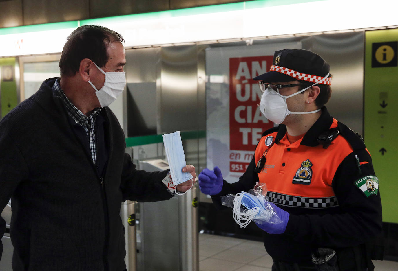 Protección Civil comienza en Málaga el reparto de mascarillas a los trabajadores en los transportes públicos.