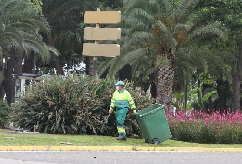 Los más de 50.000 trabajadores malagueños de la construcción vuelven al tajo con medidas reforzadas de prevención.Se han vuelto a poner en marcha otros servicios como la jardinería