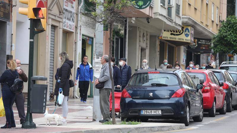 El estado de alarma deja estampas inéditas. Malagueños hacen cola para hacer la compra