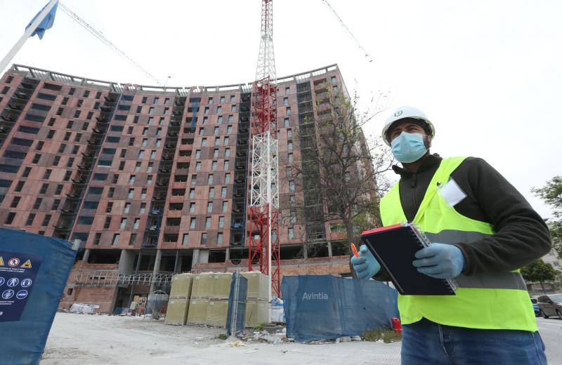 La construcción vuelve a arrancar motores hoy en la provincia de Málaga con sus más de 50.000 trabajadores después de casi dos semanas de parón forzado por el coronavirus