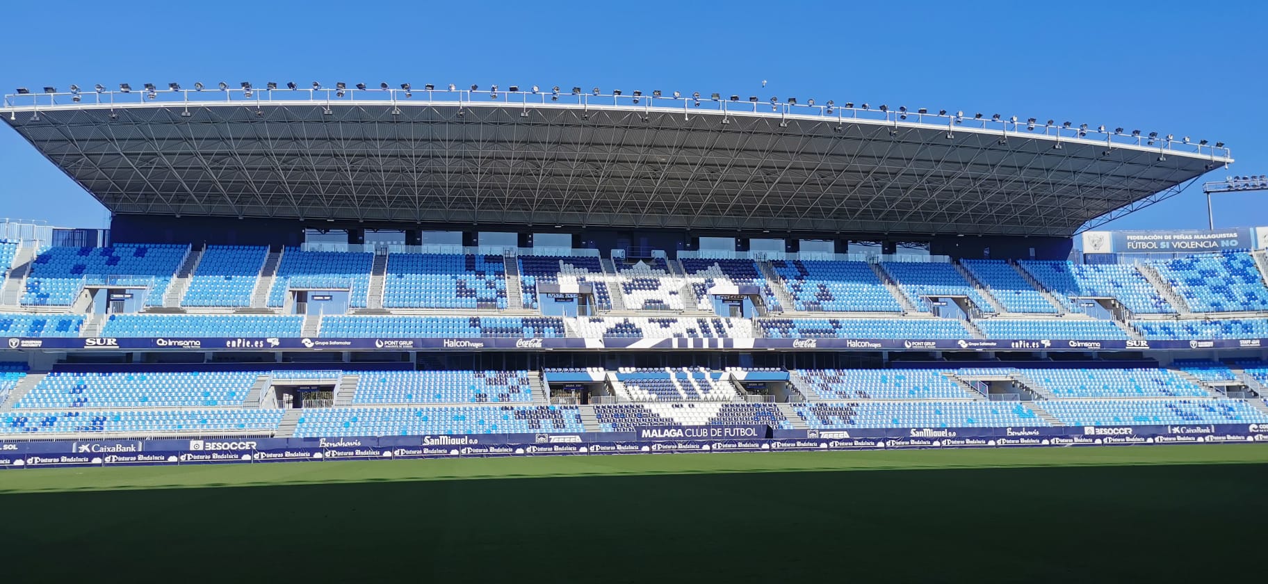 La Rosaleda se encuentra en estado de revista, dispuesta y preparada para que el balón vuelva a rodar cuando se estime oportuno. El terreno de juego se mantiene intacto, en perfectas condiciones, para que el Málaga vuelva a jugar en el momento que sea posible. El campo de Martiricos acumula ya algo más de un mes sin fútbol tras la suspensión de las competiciones en su momento por la crisis del coronavirus.