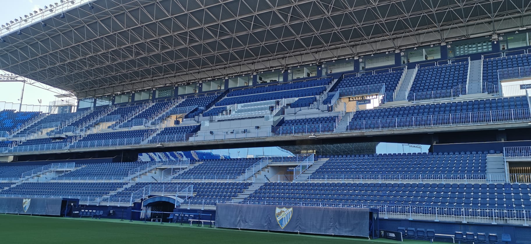 La Rosaleda se encuentra en estado de revista, dispuesta y preparada para que el balón vuelva a rodar cuando se estime oportuno. El terreno de juego se mantiene intacto, en perfectas condiciones, para que el Málaga vuelva a jugar en el momento que sea posible. El campo de Martiricos acumula ya algo más de un mes sin fútbol tras la suspensión de las competiciones en su momento por la crisis del coronavirus.