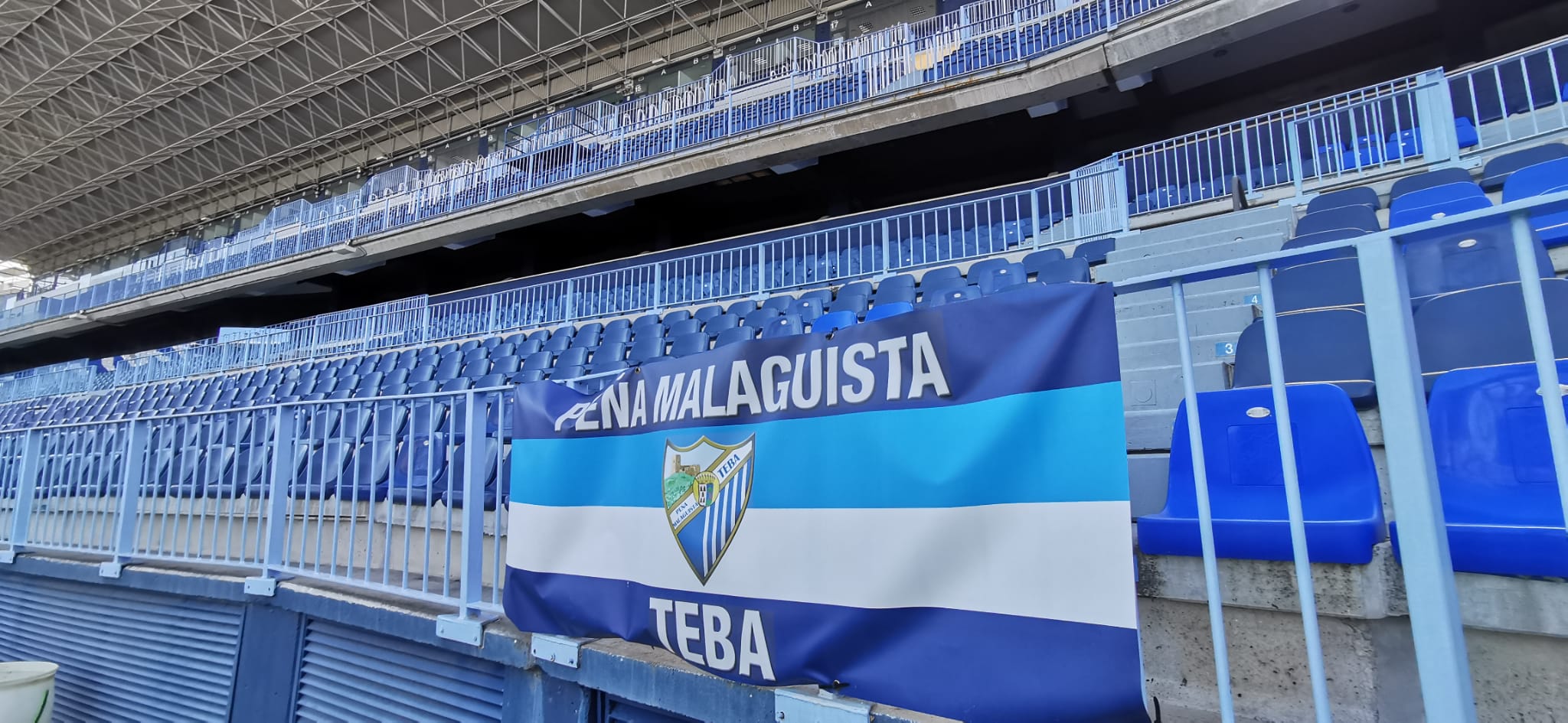 La Rosaleda se encuentra en estado de revista, dispuesta y preparada para que el balón vuelva a rodar cuando se estime oportuno. El terreno de juego se mantiene intacto, en perfectas condiciones, para que el Málaga vuelva a jugar en el momento que sea posible. El campo de Martiricos acumula ya algo más de un mes sin fútbol tras la suspensión de las competiciones en su momento por la crisis del coronavirus.