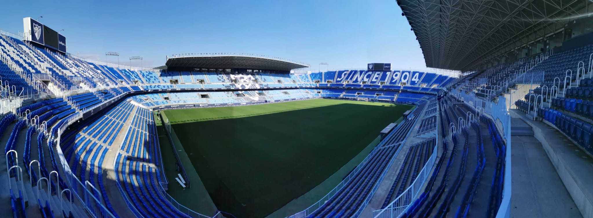 La Rosaleda se encuentra en estado de revista, dispuesta y preparada para que el balón vuelva a rodar cuando se estime oportuno. El terreno de juego se mantiene intacto, en perfectas condiciones, para que el Málaga vuelva a jugar en el momento que sea posible. El campo de Martiricos acumula ya algo más de un mes sin fútbol tras la suspensión de las competiciones en su momento por la crisis del coronavirus.