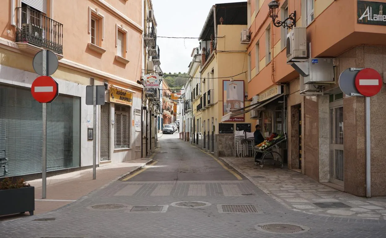 Imagen de una calle de Coín durante el estado de alarma. 