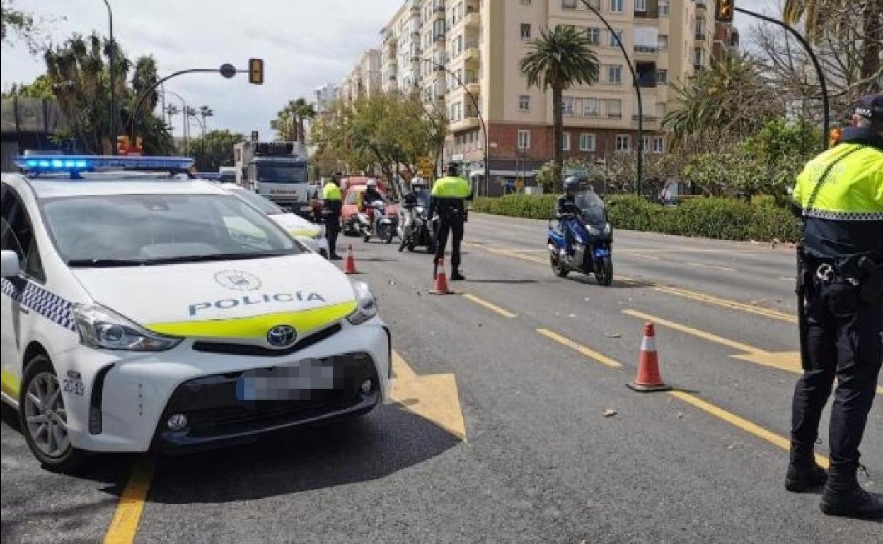 Uno de los controles que la Policía Local realiza en la capital malagueña (archivo)..