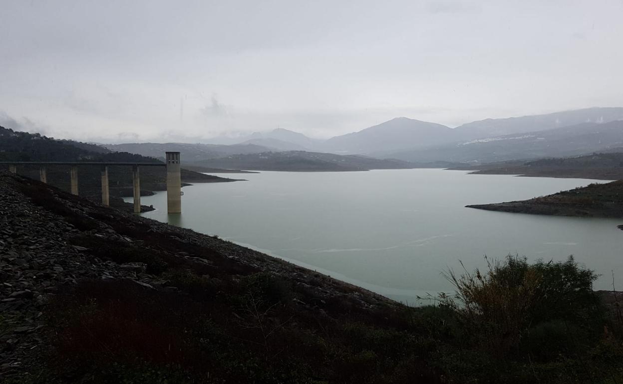 El embalse de La Viñuela almacena actualmente 63,93 hectómetros cúbicos. 