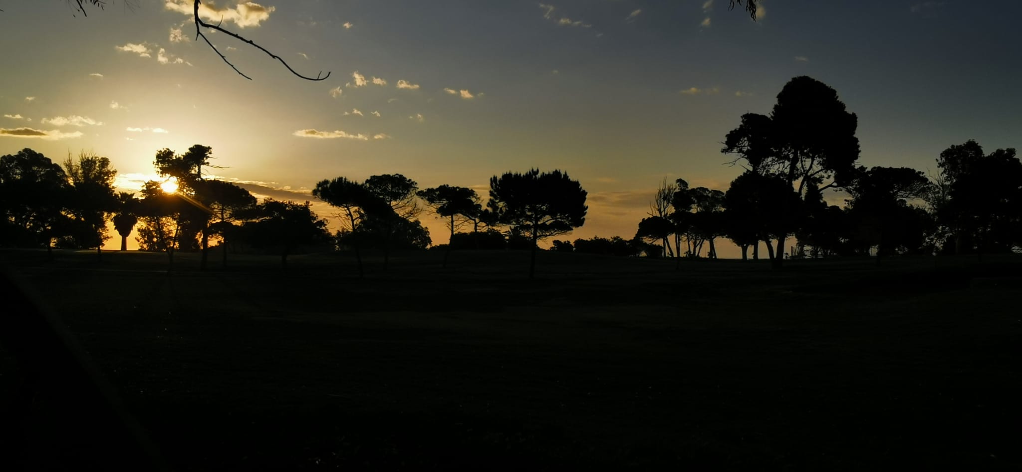 El estado de alarma deja estampas inéditas. Imagen del amanecer en Málaga.