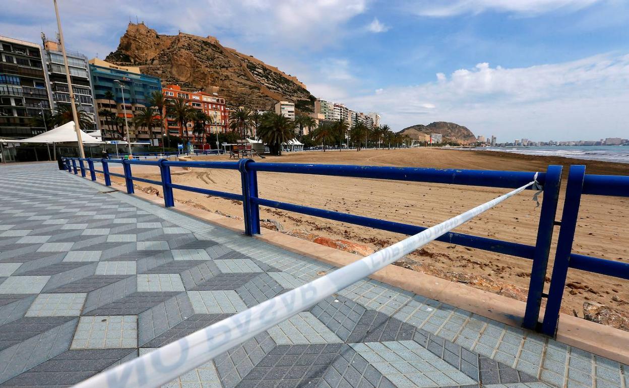 Playa de San Juan, en Alicante, cerrada por las medidas de confinamiento.