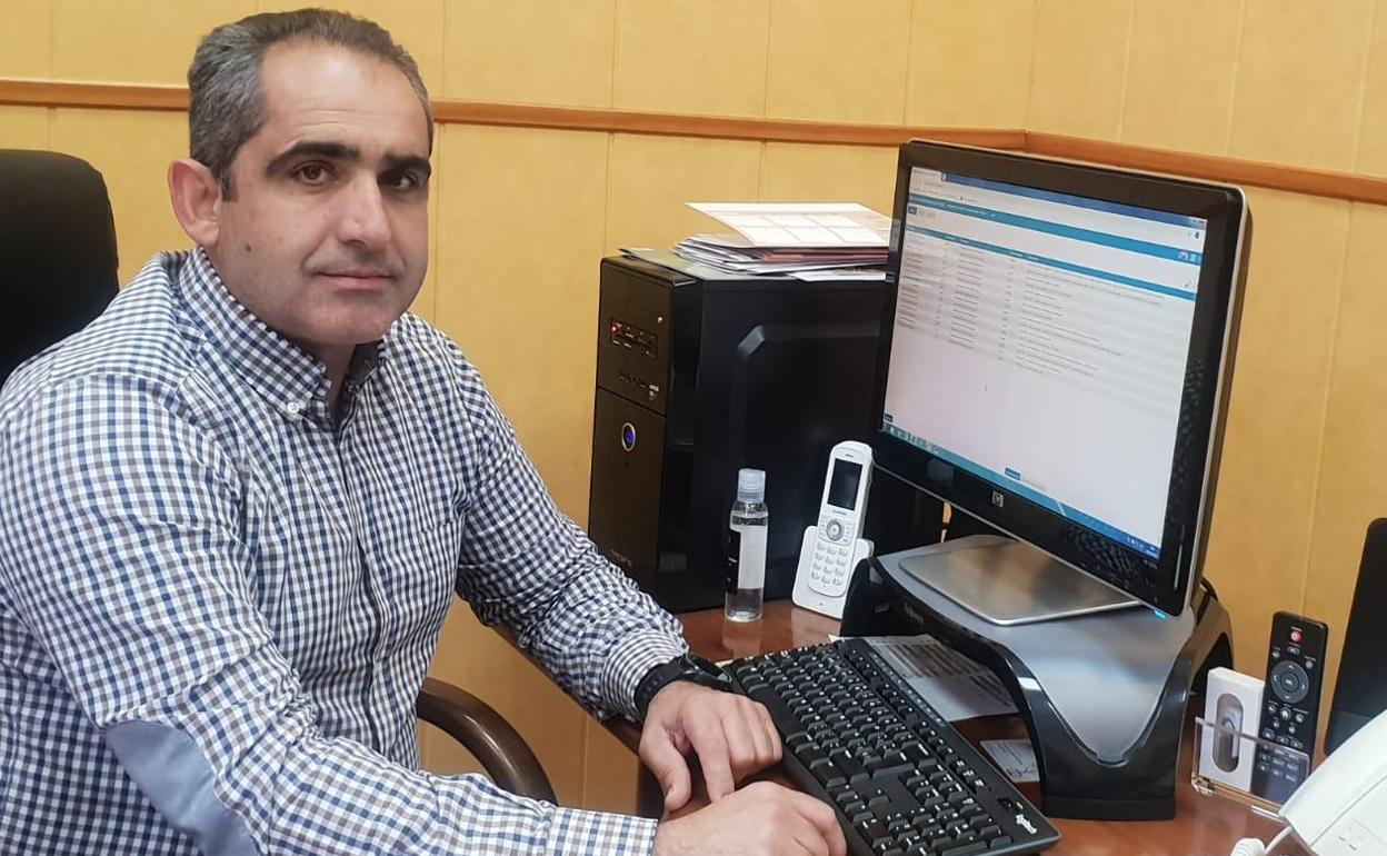 El alcalde de Álora, Francisco Martínez, en su despacho.