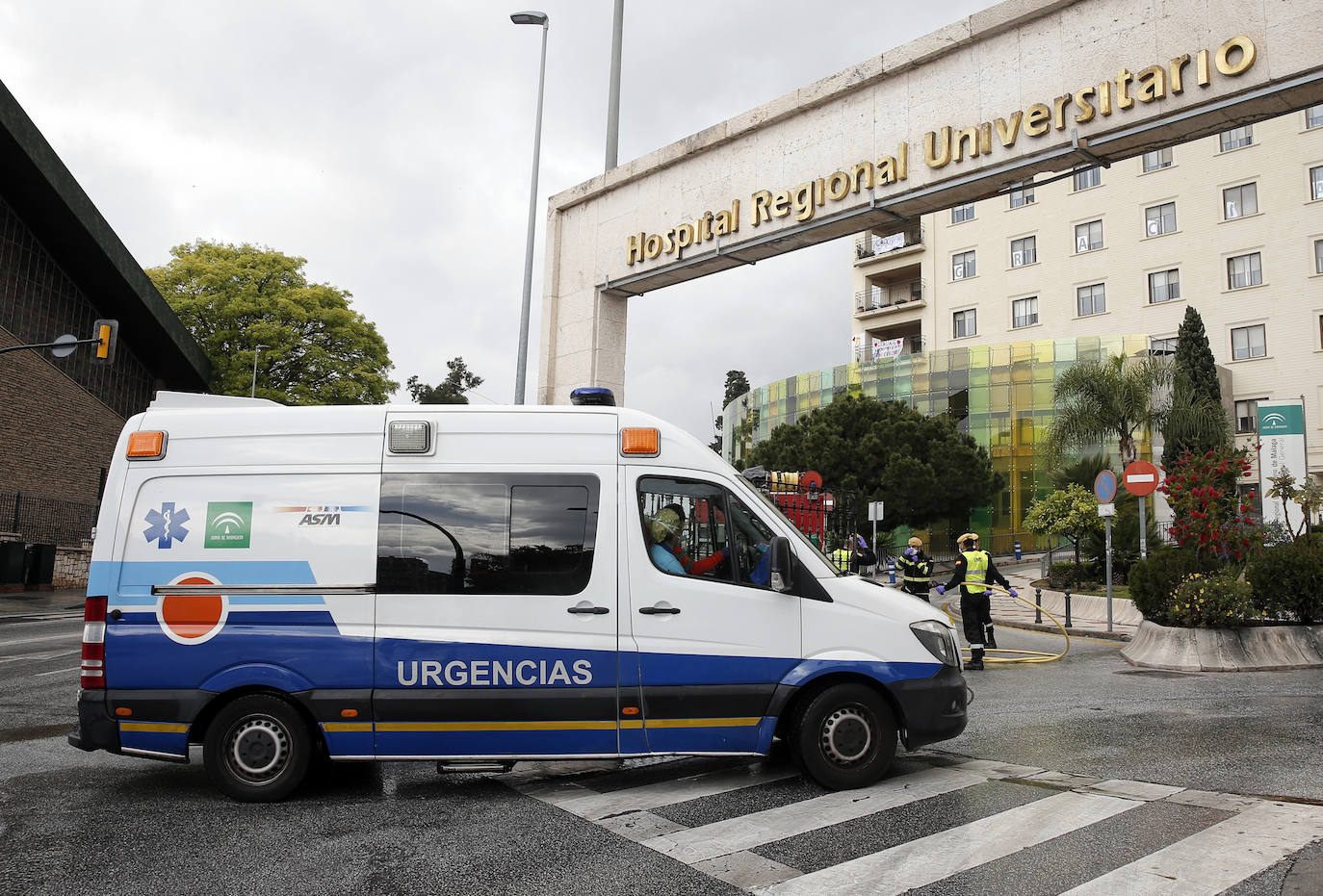 El estado de alarma deja estampas inéditas. Ambulancia entrando en el Hospital Regional de Málaga.