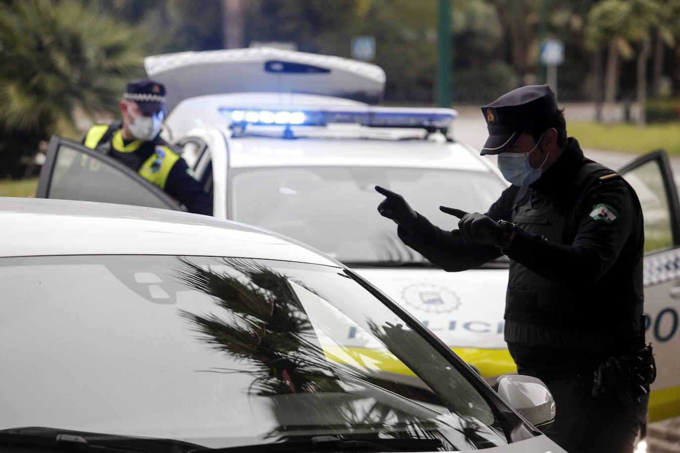 El estado de alarma deja estampas inéditas. Control de la Policía Local de Málaga