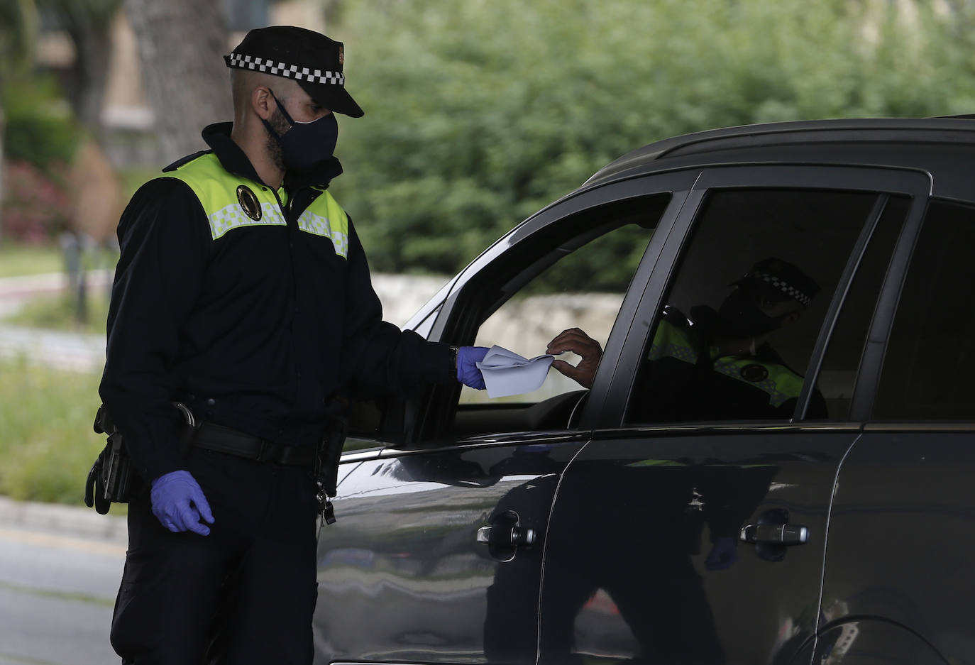 El estado de alarma deja estampas inéditas. Control de la Policía Local de Málaga