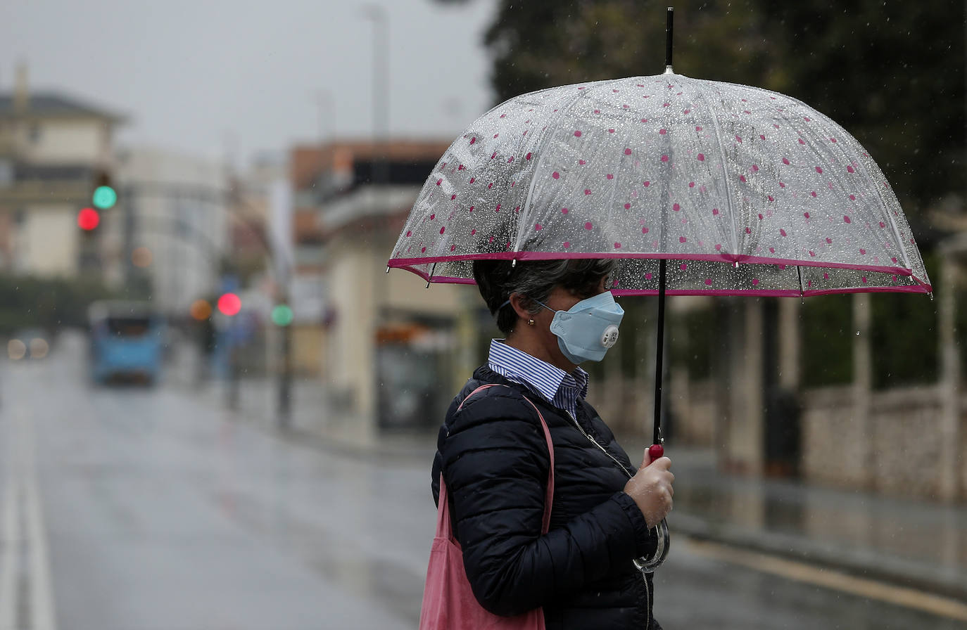 El estado de alarma deja estampas inéditas. Lluvia en Málaga