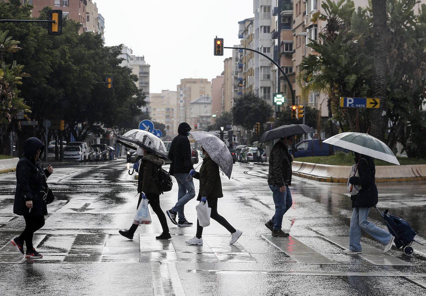El estado de alarma deja estampas inéditas. Lluvia en Málaga