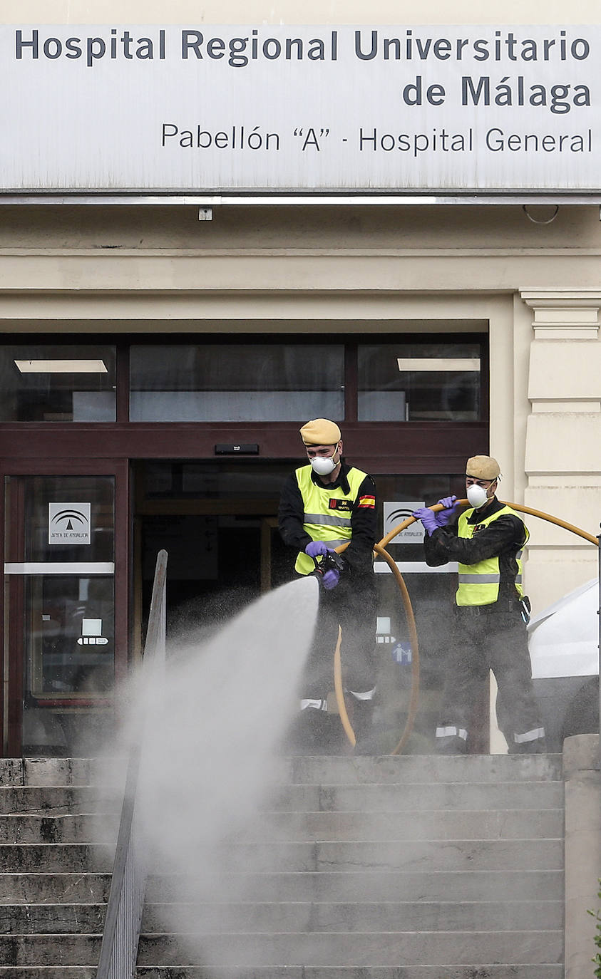 Efectivos de la UME en el Hospital Regional de Málaga
