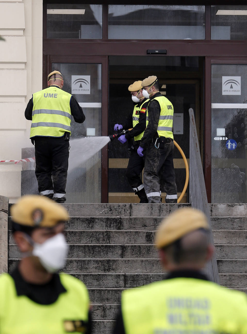 Efectivos de la UME en el Hospital Regional de Málaga