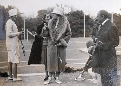 Imagen secundaria 1 - Arriba, la reina Victoria Eugenia de Battenberg (tercera desde la izquierda), en un partido junto a Carlos Arcos y Pilar de Carvajal en 1927. Abajo, la monarca, con abrigo, tras jugar al tenis. A la derecha, una familia en una barca en el estanque grande de El Retiro.