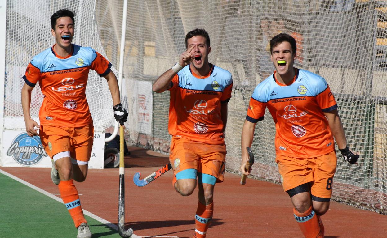 Pedro Tognella, Sergio Pedrosa y Alberto Cuadrado celebran un gol del Hockey Benalmádena. 