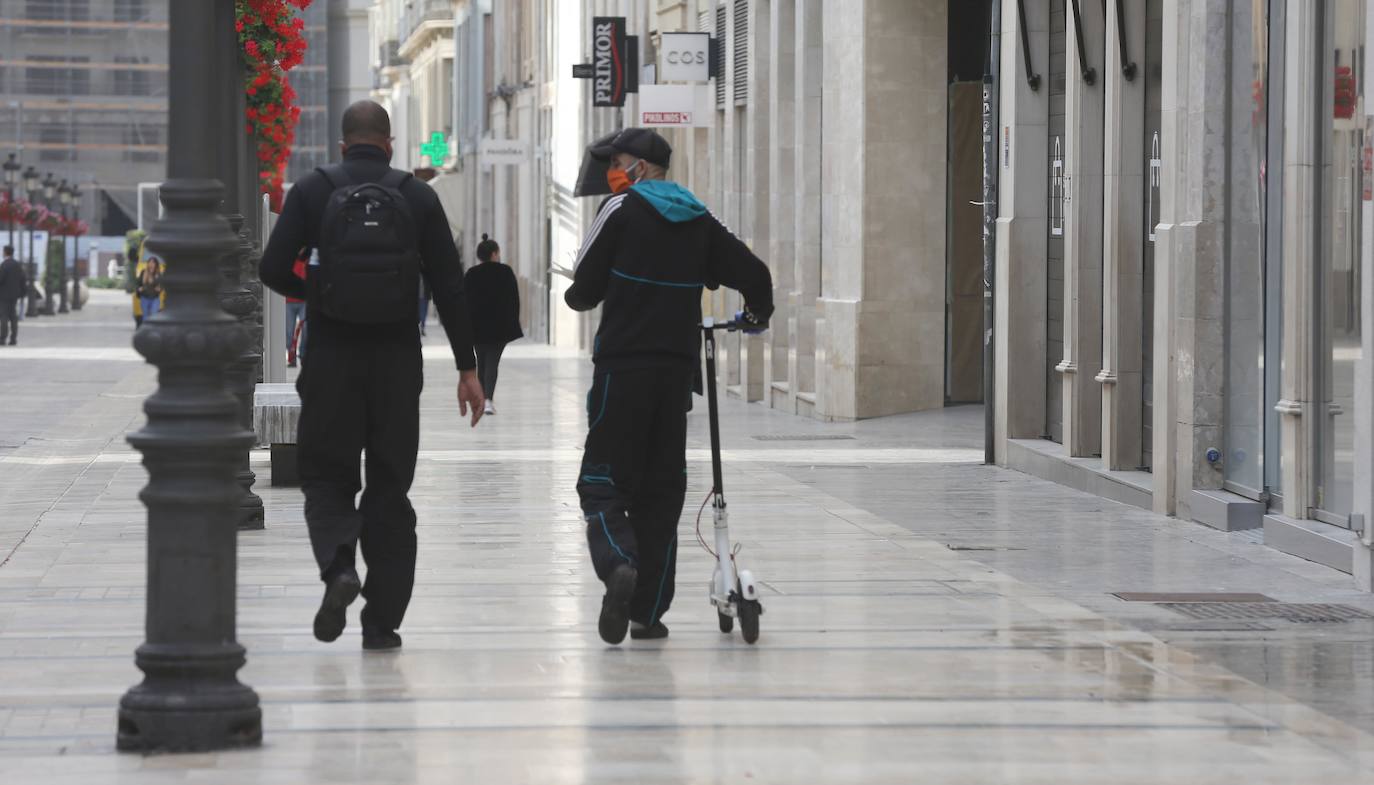 Dos ciudadanospor la calle Larios