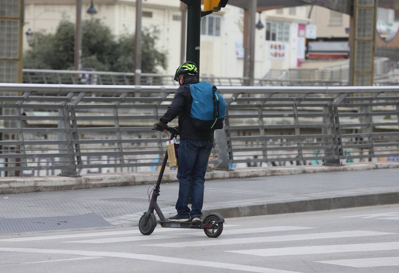 un hombre circula en patinete por la capital