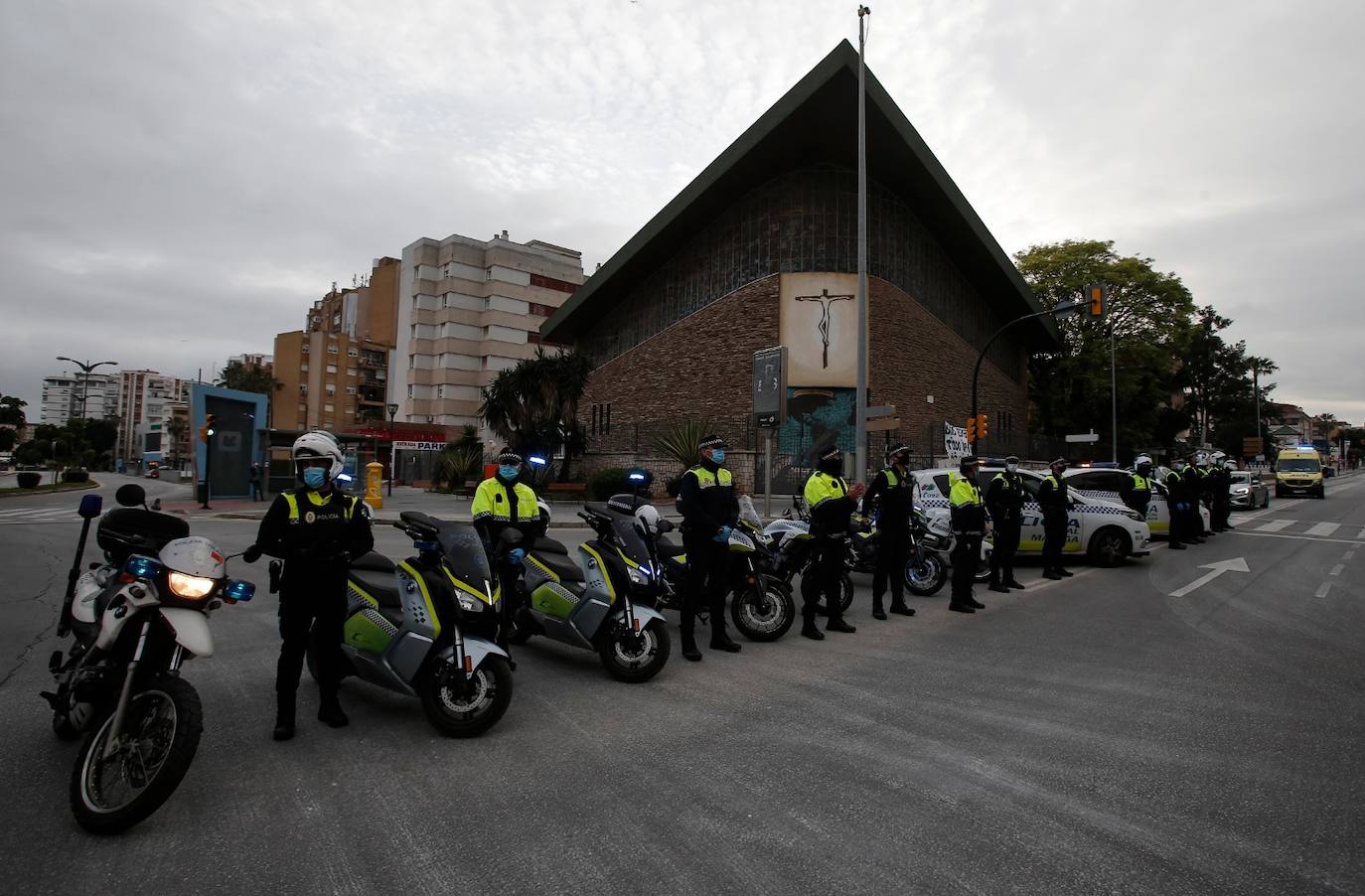 Agentes de la Policía Local de Málaga, en el Hospital Regional 