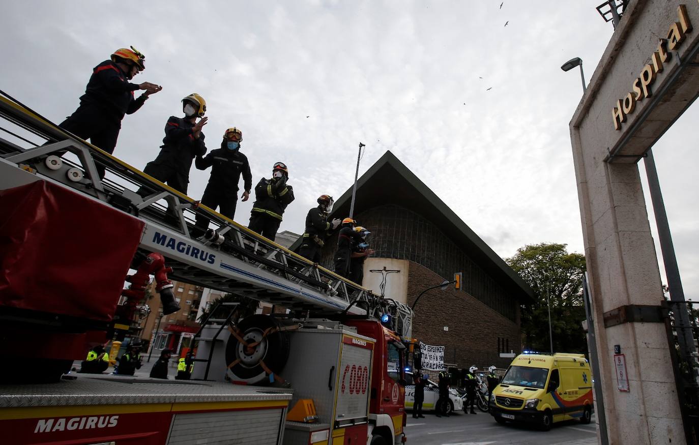 Bomberos en el Hospital Regional, aplaudiendo a los sanitarios