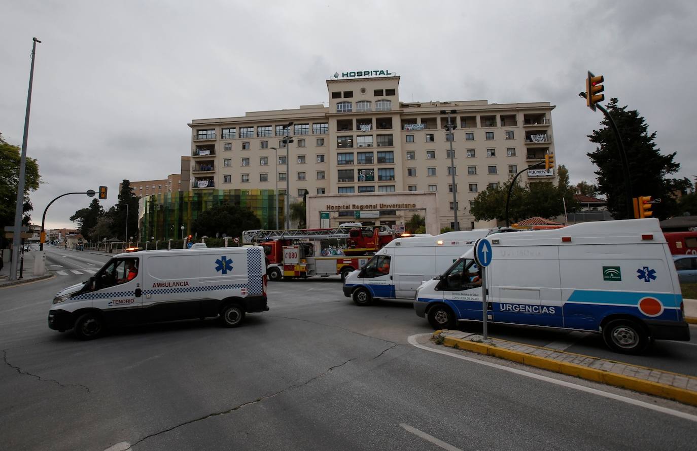 Sanitarios del Hospital Regional agradeciendo los aplausos de las 20.00 horas