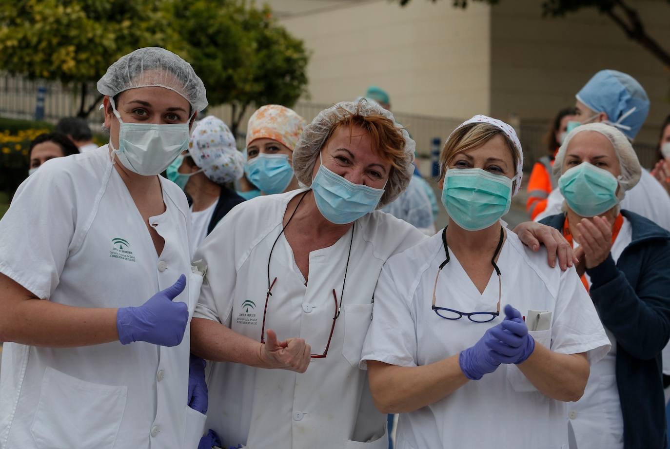 Sanitarios del Hospital Regional agradeciendo los aplausos de las 20.00 horas
