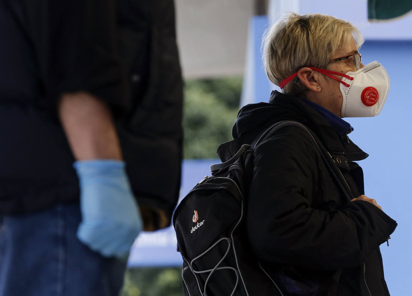 Ciudadanos realizando la compra