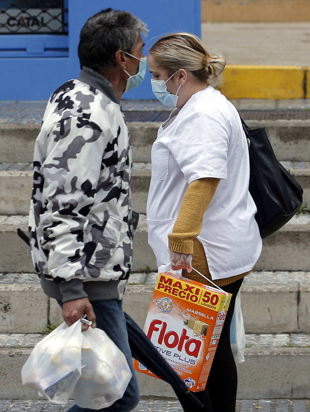 Ciudadanos realizando la compra