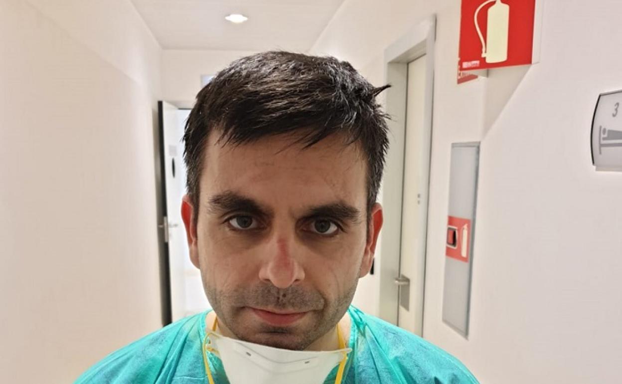 Un primer plano de Enrique Caro, tomado durante su jornada de trabajo. 