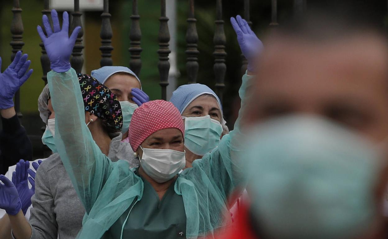 Profesionales sanitarios se protegen con mascarillas. 