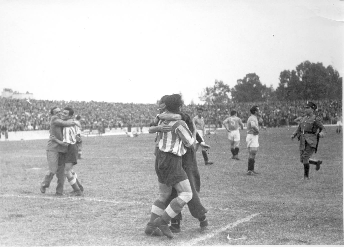 Los jugadores del Málaga se abrazan tras la victoria en Ferrol.