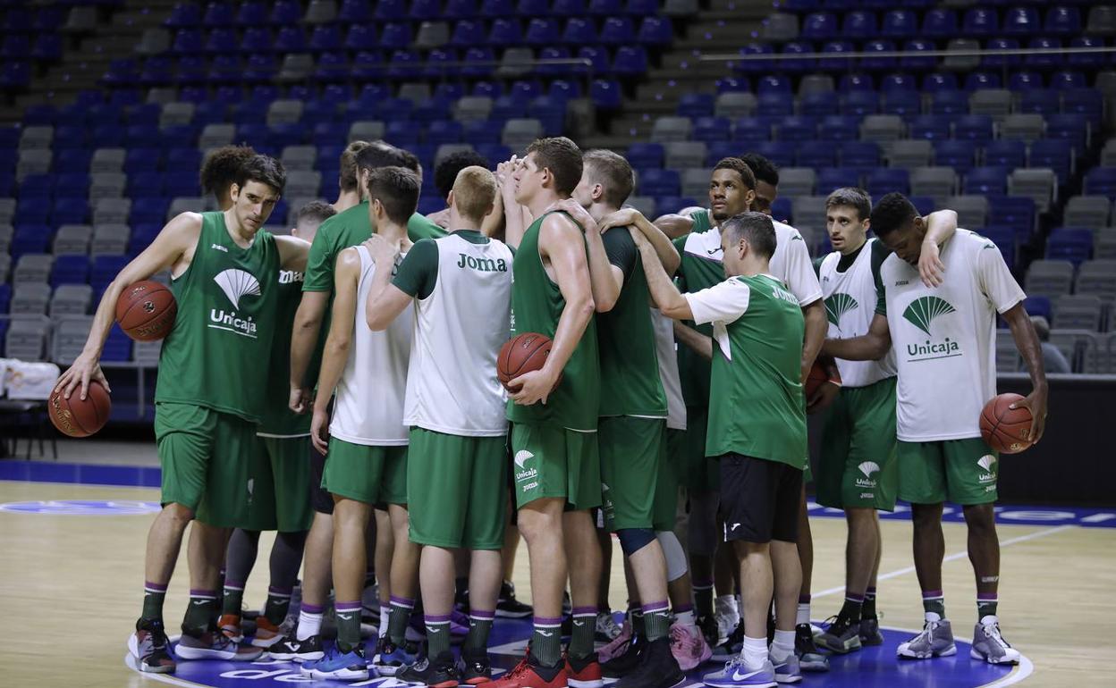 La plantilla del Unicaja hace piña al final de un entrenamiento en el Palacio de los Deportes. 