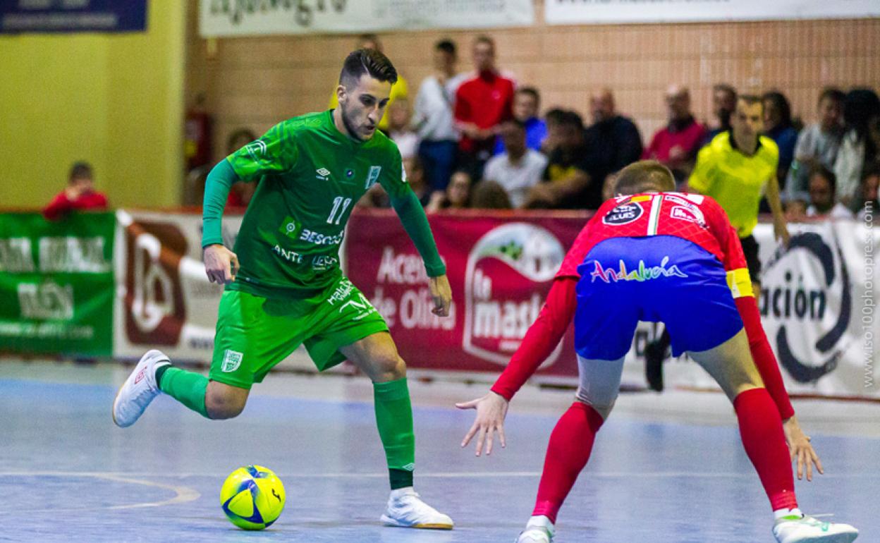 El madrileño Álex Fuentes, en un duelo de casa de esta temporada. 