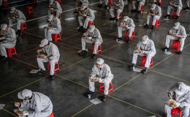 Trabajadores de la planta de Honda de Wuhan durante el descanso para comer.