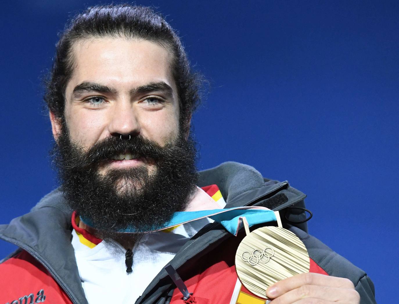 Un deportista nato que con tres años ya tuvo su primer contacto con la nieve y a los diecisiete competía en su primer mundial. En 2018 hizo historia para España: bronce en Pyeongchang rompió una laguna de 26 años para el deporte español en los Juegos Olímpicos de invierno.