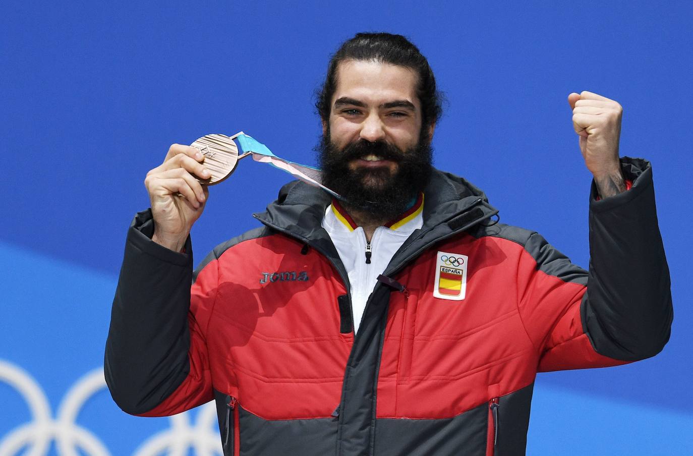 Un deportista nato que con tres años ya tuvo su primer contacto con la nieve y a los diecisiete competía en su primer mundial. En 2018 hizo historia para España: bronce en Pyeongchang rompió una laguna de 26 años para el deporte español en los Juegos Olímpicos de invierno.