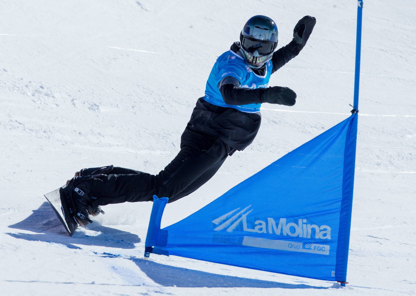 Un deportista nato que con tres años ya tuvo su primer contacto con la nieve y a los diecisiete competía en su primer mundial. En 2018 hizo historia para España: bronce en Pyeongchang rompió una laguna de 26 años para el deporte español en los Juegos Olímpicos de invierno.