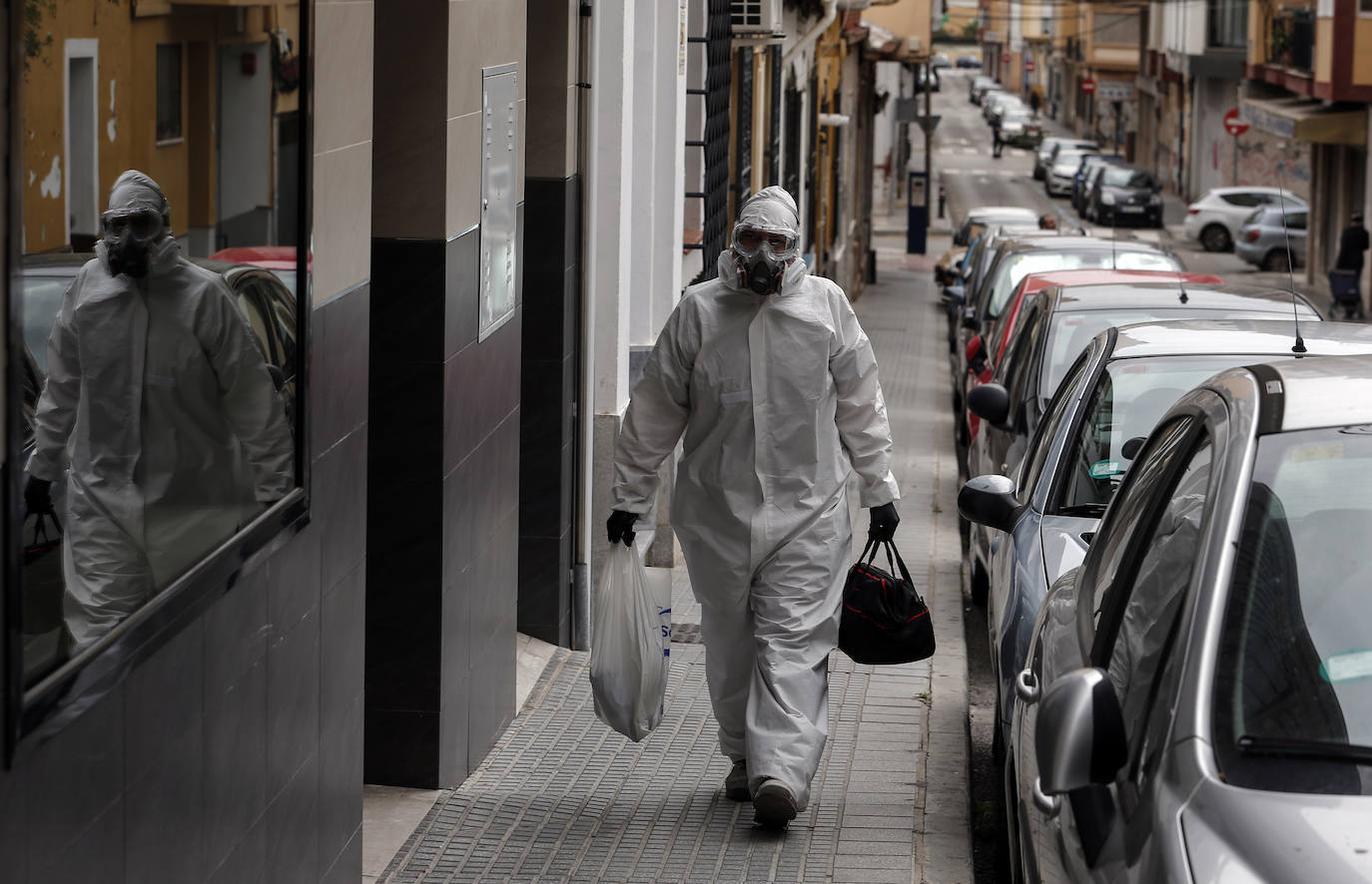 El estado de alarma deja estampas inéditas. Un hombre vestido con un traje de protección EPI.